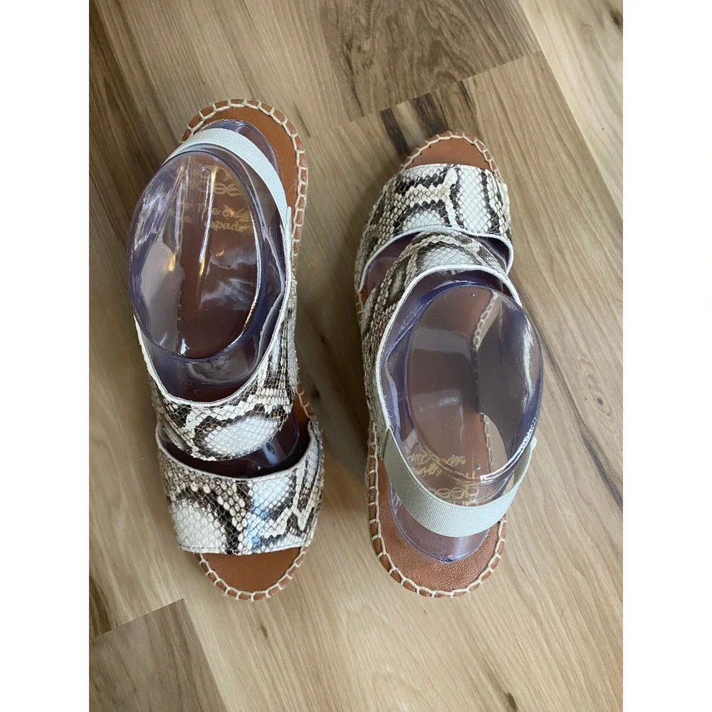 New in Box! Andre Assous Reese Hi Sand Snake Espadrille Wedge Sandals Size 10